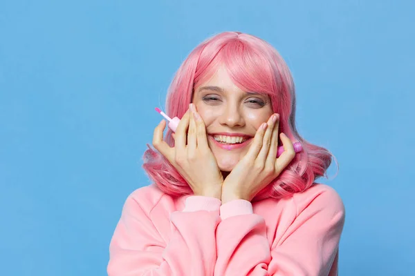 Γυναίκα με ροζ μαλλιά κραγιόν μακιγιάζ μπλε φόντο — Φωτογραφία Αρχείου
