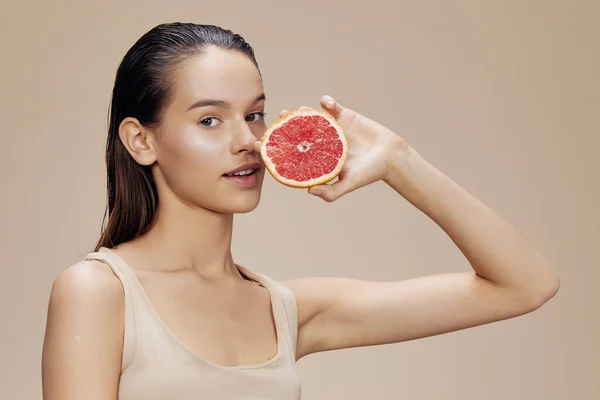 Beautiful woman grapefruit vitamins health cosmetology isolated background — Stock Photo, Image