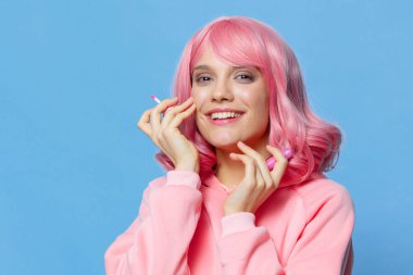 Pembe saçlı, makyajlı bir kadın.