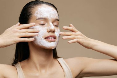 Yüz makyajına beyaz maske takarak kadın portresi bakımı.