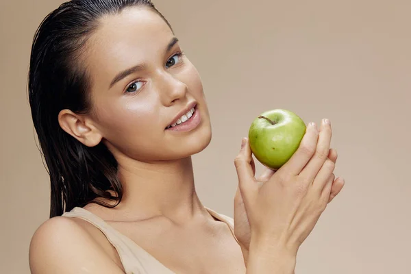 Retrato mujer feliz sonrisa verde manzana salud primer plano estilo de vida — Foto de Stock