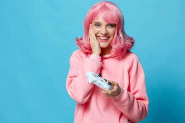 Pembe sweatshirt 'lü genç bir kadın. Hayat tarzı bir eğlence.