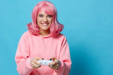 Oyun oynayan genç kadın joystick eğlence yaşam tarzı moda