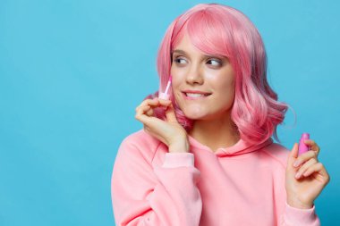 Güzel kadın dudak parlatıcısı makyaj pembe saç kesimi