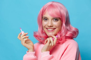 Güzel kadın dudak boyuyor Glamor Kozmetik izole arka plan