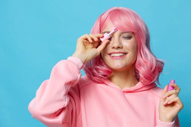 Portre kadını dudak boyuyor Glamor Kozmetik mavi arka plan