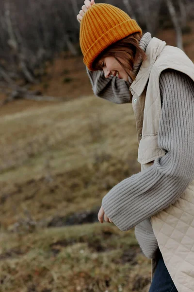 穿着橙色帽子的年轻女子秋天的生活方式 — 图库照片