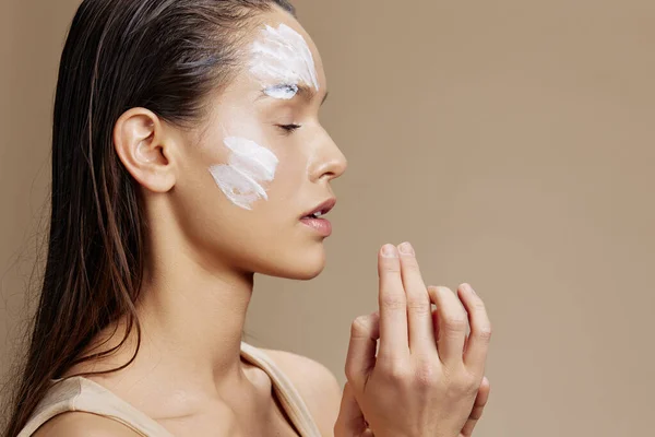Portrait femme soin de la peau en utilisant un masque blanc sur le visage Youth and Skin Care Concept — Photo