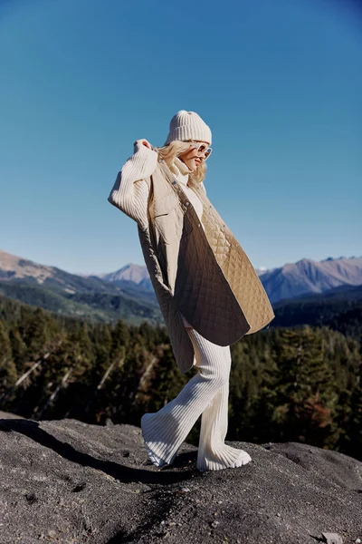 Kobieta natura jesień styl podróż w góry krajobraz — Zdjęcie stockowe