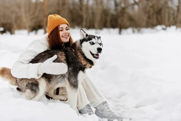 Nő a hóban játszik egy kutya szórakoztató barátság téli ünnepek — Stock Fotó