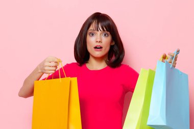 Mağazada alışveriş yapan genç bir kadın eğlence dünyasının izole edilmiş arka planı