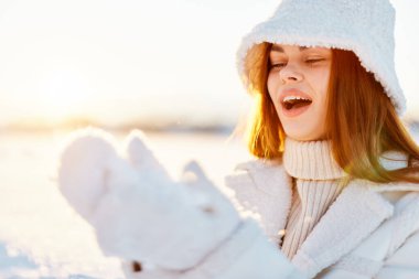 Güzel kadın kızıl saçlı kar tarlası kışlık giysiler güneşli kış günü doğa