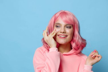 Pembe ruj makyajlı genç bir kadın.