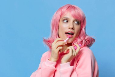 Portre kadın dudak parlatıcısı makyaj pembe saç yaşam tarzı
