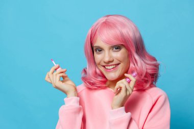 Pembe ruj makyajlı güzel bir kadın. Yaşam tarzı.