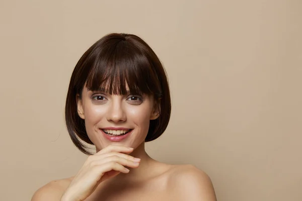 Portre kadın gülümseme cilt bakım kısa saç kesimi bej arka plan — Stok fotoğraf