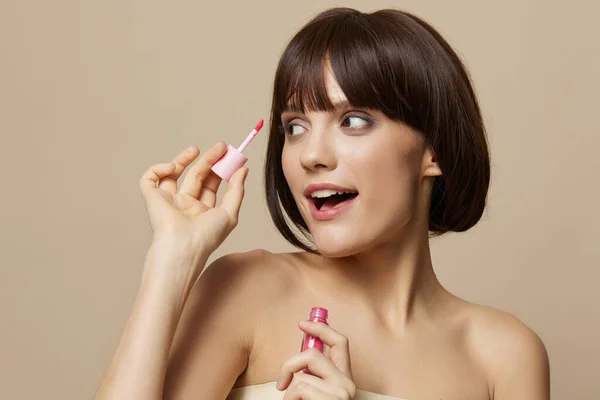 Porträt Frau Make-up Lippenstift in der Hand Modell posiert beige Hintergrund — Stockfoto