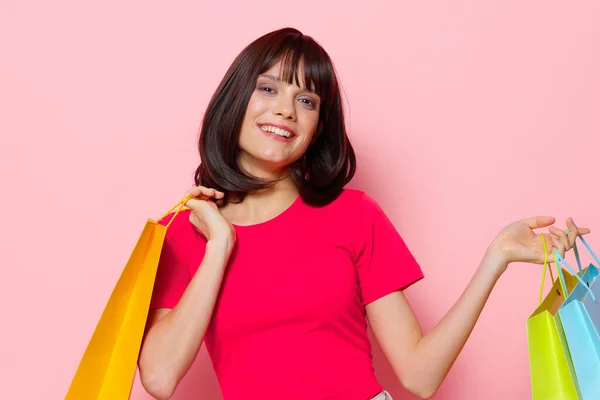 Jonge vrouw winkelen in de winkel plezier entertainment geïsoleerde achtergrond — Stockfoto