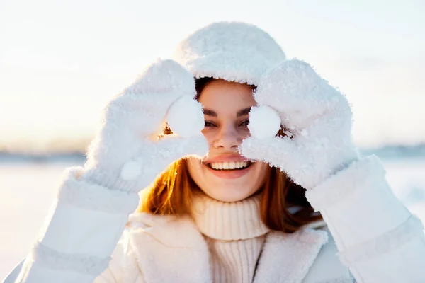 Bonita mujer invierno ropa caminar nieve frío vacaciones aire fresco —  Fotos de Stock