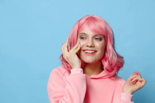 분홍빛 머리 립스틱 분장을 한 젊은 여자 — 스톡 사진
