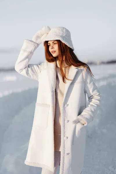 Pretty woman winter weather snow posing nature rest Lifestyle — Stock Photo, Image