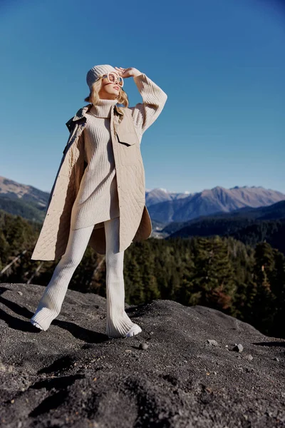 Młoda kobieta stojąca na szczycie górskiego lasu relaks — Zdjęcie stockowe