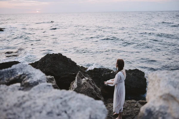 Женщина путешественник наслаждаясь видом на красивое море на ее праздник свободы — стоковое фото