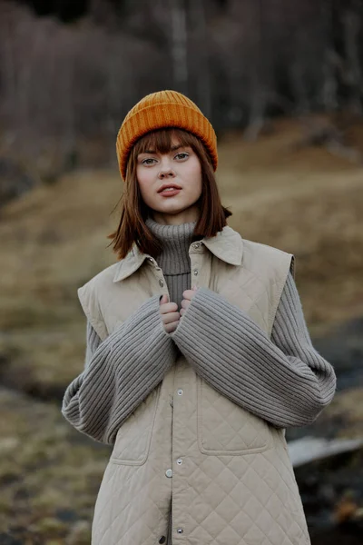 Mujer joven en ropa de otoño naturaleza árboles viajar paisaje —  Fotos de Stock