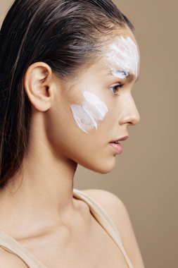 Güzel Kadın cilt bakımı için, izole edilmiş arka planda beyaz maske kullanın.