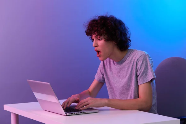 Homem ciberespaço jogando com na frente de um laptop Estilo de vida tecnologia — Fotografia de Stock