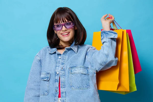 Retrato mulher em óculos de sol compras emoções posando alegria isolado fundo — Fotografia de Stock