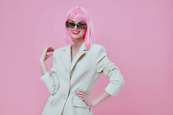 Gyönyörű divatos lány visel napszemüveg rózsaszín haj pózol színes háttér változatlan — Stock Fotó