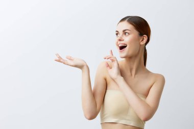 Kadın arka planda poz veriyor. Yüksek kalite fotoğraf