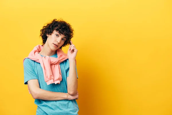 Kille i blå T-shirt idé rosa jacka beskuren vy — Stockfoto