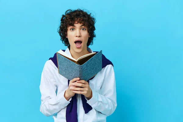 Bouclé gars avec un livre collège apprentissage veste milieux isolés — Photo