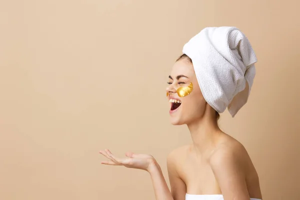 Hübsche Frau Hautpflege Gesicht Patches nackte Schultern Hygiene isoliert Hintergrund — Stockfoto