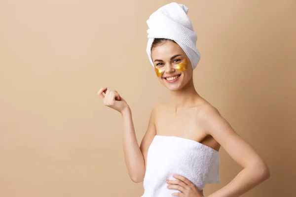 Csinos nő bőrápolás arc foltok csupasz váll higiénia bézs háttér — Stock Fotó
