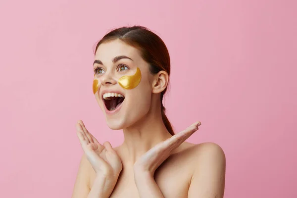 Cantik perawatan wajah perempuan tambalan bahu telanjang kebersihan close-up Gaya hidup — Stok Foto