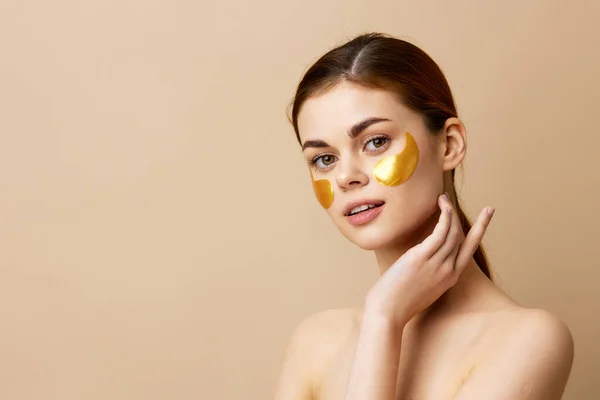 Jonge vrouw huidverzorging gezicht pleisters kale schouders hygiëne close-up Lifestyle — Stockfoto