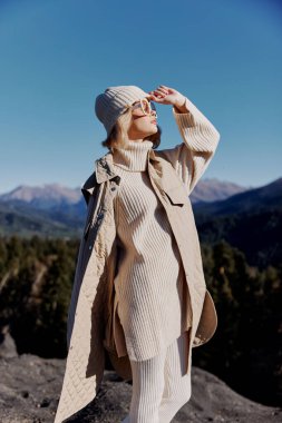 Turist doğası. Sonbahar tarzı. Dağlara seyahat.