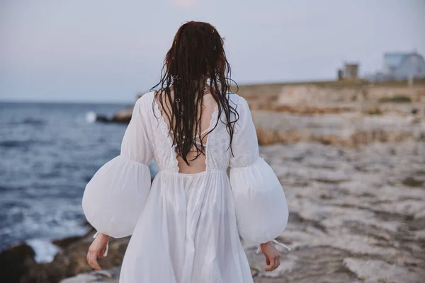 Kadın gezgin beyaz elbise dışarıda duruyor yaşam tarzı — Stok fotoğraf