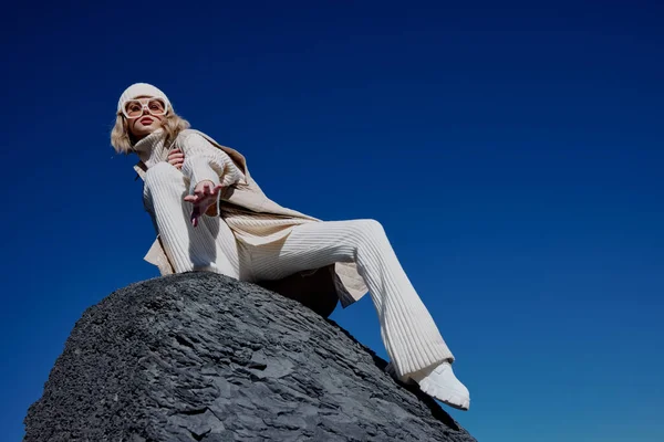 Młoda kobieta w jesiennych ubraniach stoi na skalnym krajobrazie błękitne niebo relaks — Zdjęcie stockowe