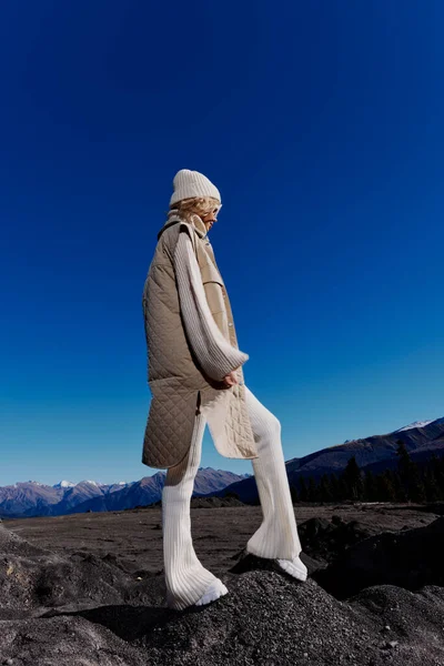 Kobieta moda okulary góry góry góry natura wolność relaks — Zdjęcie stockowe