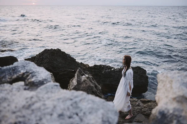 Kadın gezgin beyaz elbise, açık havada özgürce duruyor. — Stok fotoğraf