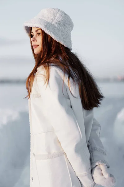 Mulher sorriso clima de inverno andar casaco branco ar fresco — Fotografia de Stock