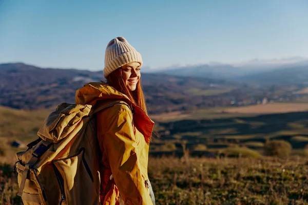 Женщина турист поход в горы пейзаж стиль жизни — стоковое фото