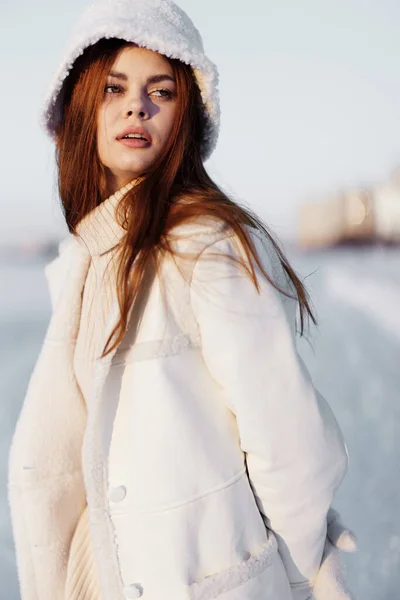 Красивая женщина рыжие волосы снежное поле зимняя одежда природа — стоковое фото