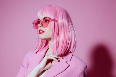 Pembe gözlüklü genç bir kadının portresi. Kozmetik, büyüleyici duygular. Arka plan değişmemiş.