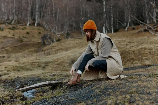 Turistler sonbahar hava durumu dağları manzarası için dışarı çıkarlar.