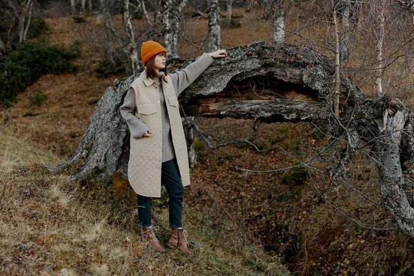 Portrét ženy stromy bez listí cestování čerstvý vzduch krajina — Stock fotografie